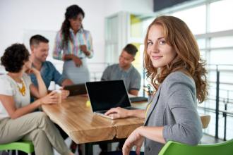 
		Junge Frau im Büro mit Laptop
	